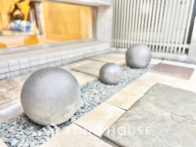 外観 麻布十番を10分で手中に収め、太陽の光を全室で独占するこの私邸は、日常を輝かせる人生の聖域です 。スーパー徒歩1分の奇跡が、あなたを「買い物」という労働から解放し、伝説の余白を創り出します 。