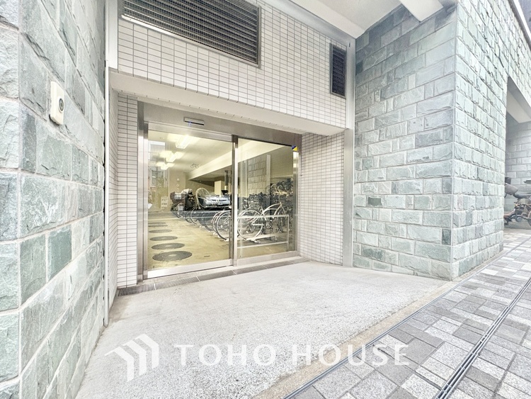 外観 麻布十番を10分で手中に収め、太陽の光を全室で独占するこの私邸は、日常を輝かせる人生の聖域です 。スーパー徒歩1分の奇跡が、あなたを「買い物」という労働から解放し、伝説の余白を創り出します 。