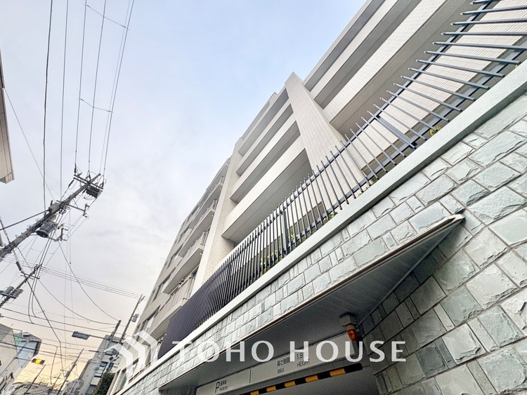 バルコニー 麻布十番を10分で手中に収め、太陽の光を全室で独占するこの私邸は、日常を輝かせる人生の聖域です 。スーパー徒歩1分の奇跡が、あなたを「買い物」という労働から解放し、伝説の余白を創り出します 。