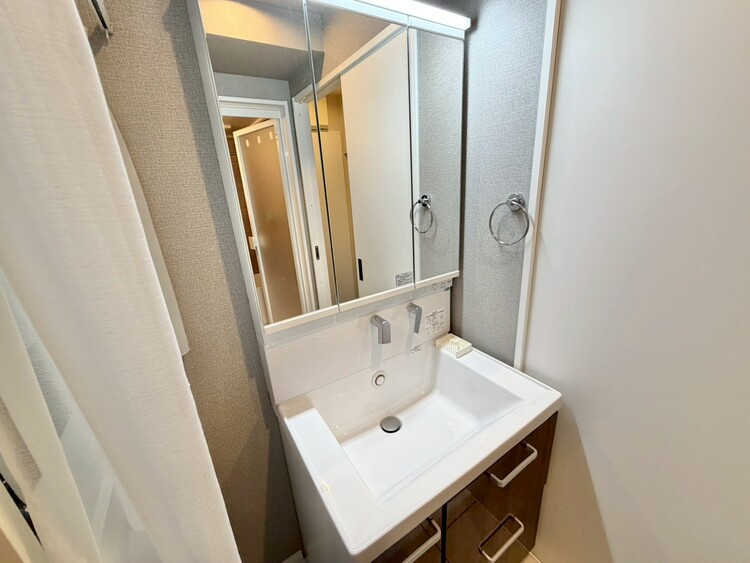 その他 清潔感を感じられる洗面化粧台。