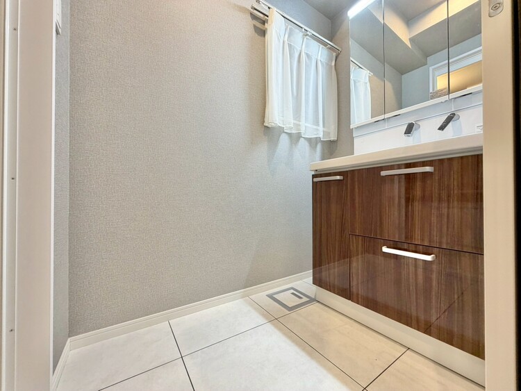 その他 十分な広さの脱衣所。