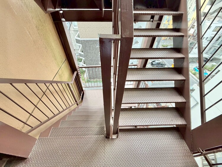 その他 共用部の階段です。明るく清潔に管理されています。