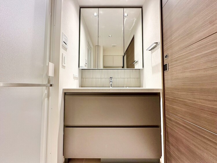 その他 清潔感を感じられる洗面化粧台。