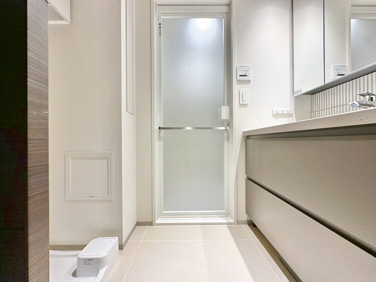 その他 十分な広さの脱衣所。