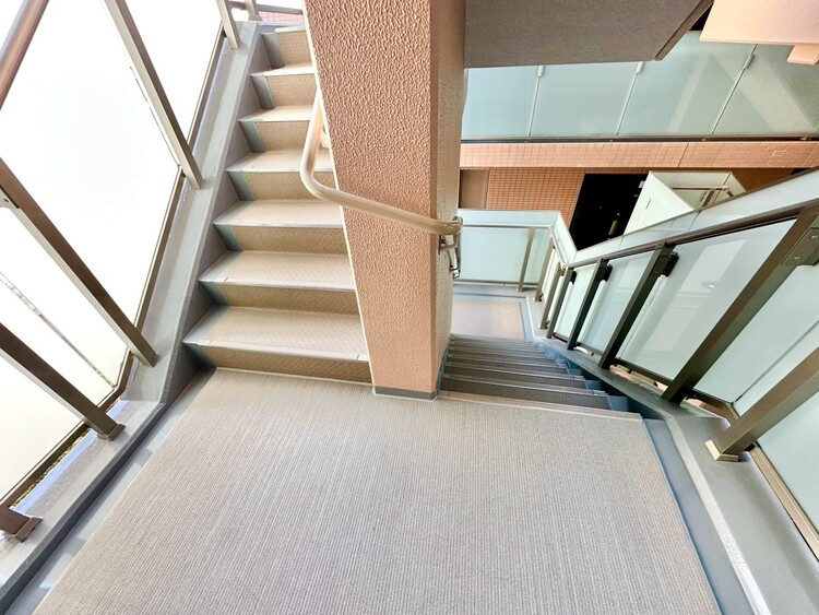 その他 共用部の階段です。明るく清潔に管理されています。