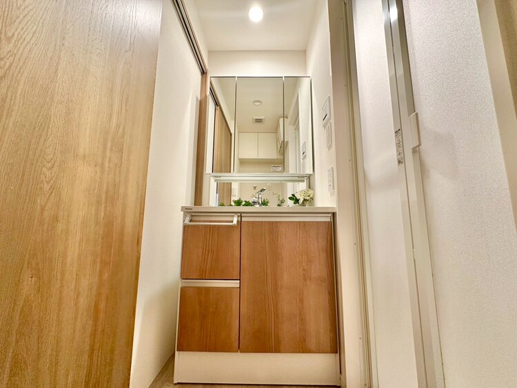 その他 清潔感を感じられる洗面化粧台。