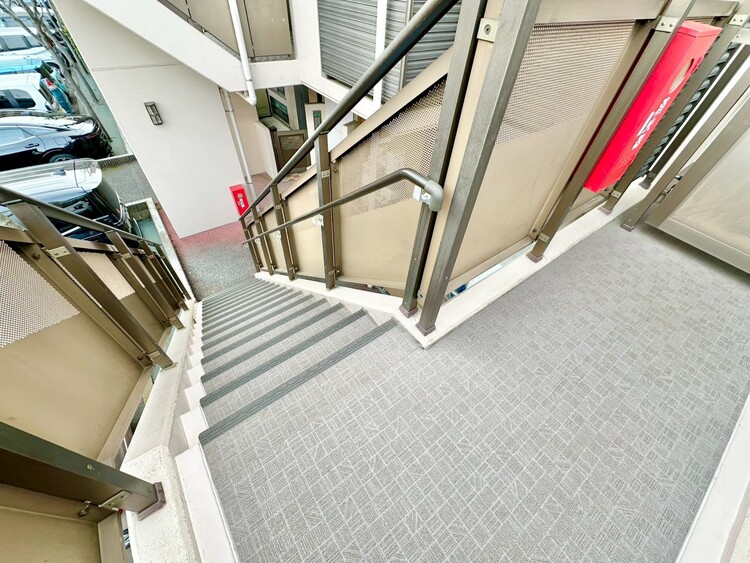 その他 共用部の階段です。明るく清潔に管理されています。