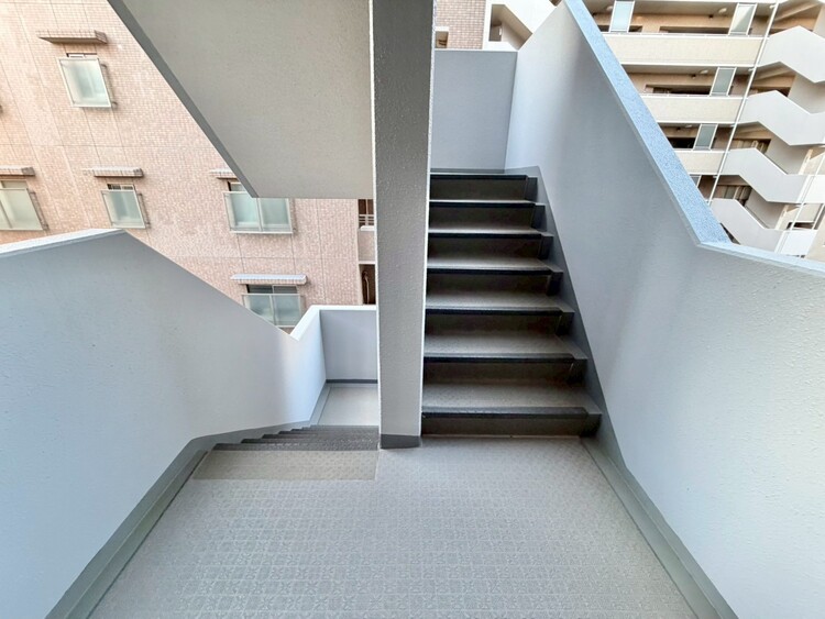 その他 共用部の階段です。明るく清潔に管理されています。