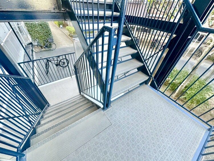 その他 共用部の階段です。明るく清潔に管理されています。