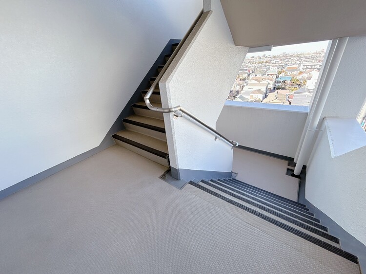 その他 共用部の階段です。明るく清潔に管理されています。