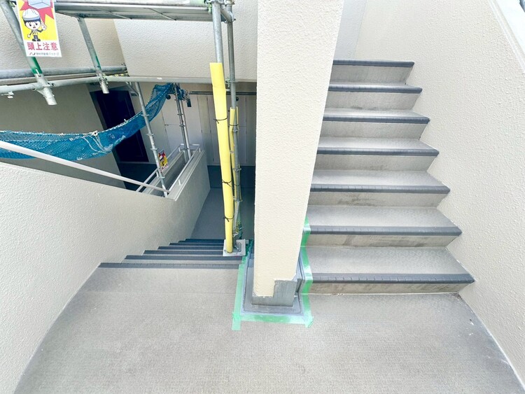 その他 共用部の階段です。明るく清潔に管理されています。