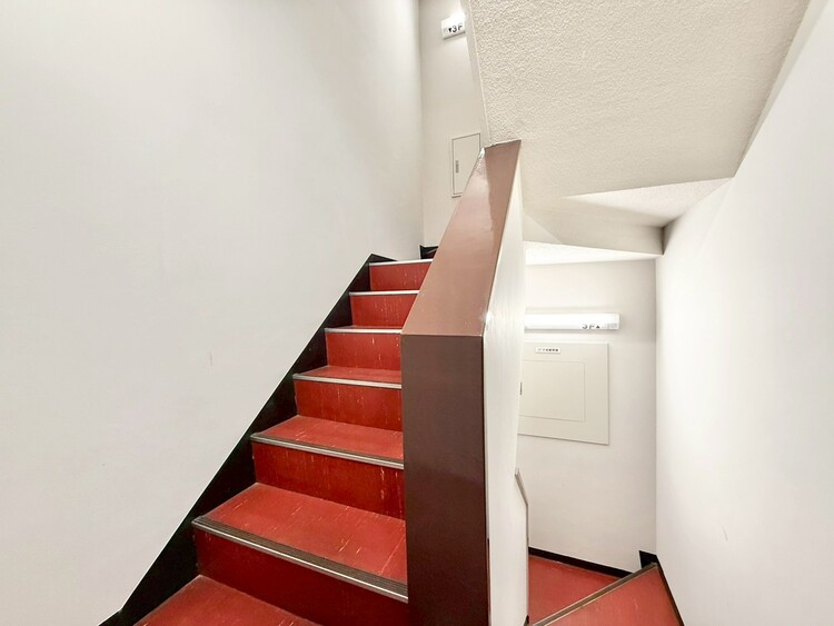 その他 共用部の階段です。明るく清潔に管理されています。