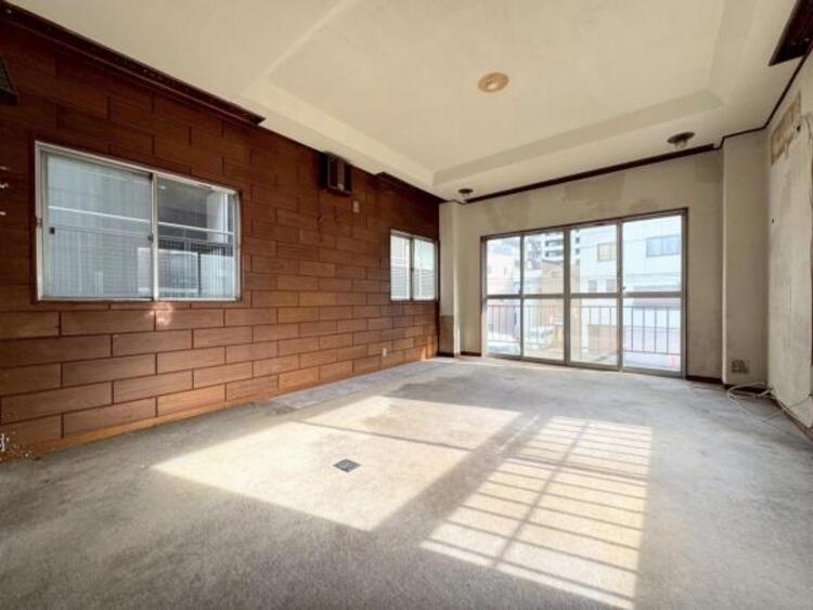 居間 お天気が晴れの日は照明をつけなくても充分明るいリビングです！どこか落ち着きのある広々とした内装です！皆で過ごす空間が、目に浮かんでくる様な優しいリビングダイニングです！くつろいだり楽しい時間を是非！ 