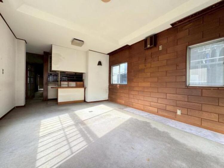 居間 リビングにあふれる採光と心地よい風のつどう調和された空間！！生活を彩る充実した日々が過ごせそうです。家族の滞在期間が長くなることを予測して、設計士が思いと工夫をこらした自慢のリビングダイニング！！！ 