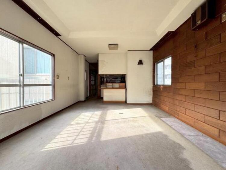 居間 開放感とプライベート感が見事に両立されたリビングダイニング！通常では相反するファクターがともにそろうと極上のくつろぎ空間が生まれます。だれにも譲りたくない至福の空間で過ごす日々は生活をより豊かにします 