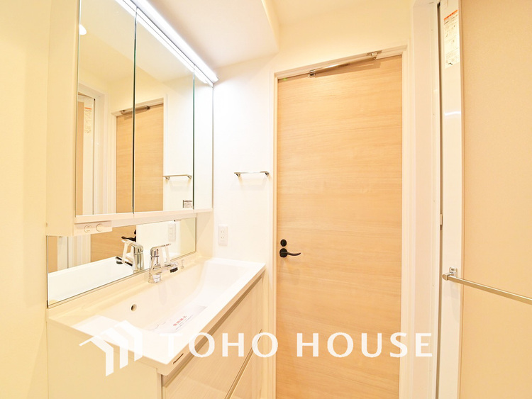 洗面 新規設置の洗面化粧台。収納豊富で使い勝手の良い3面鏡です