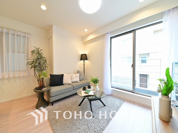 内装 大きな窓のあるリビングは自然と家族が集まる空間に