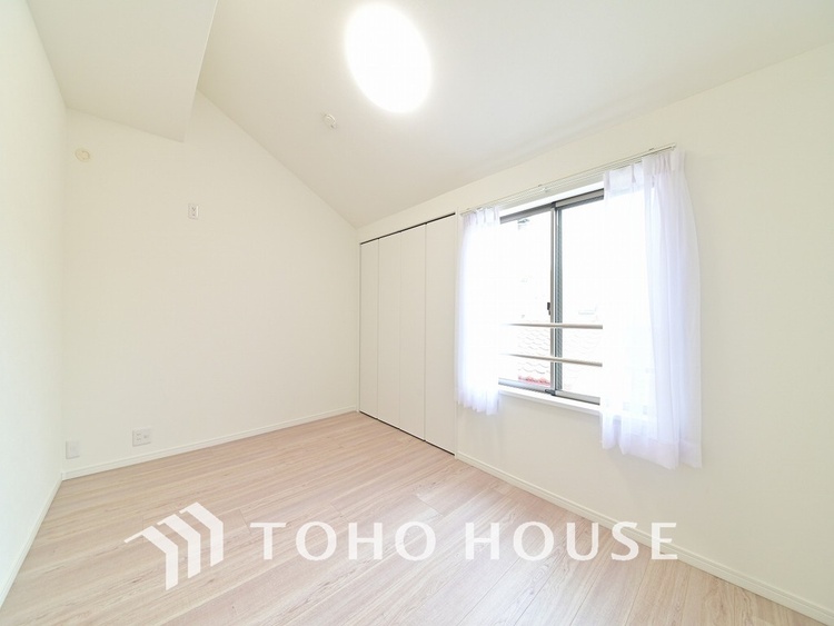 内装 採光もある洋室は、くつろぎのひと時を過ごすのにぴったり