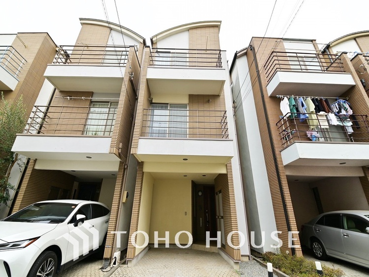 外観 〜新規フルリフォーム済み中古戸建て〜南向きのため陽当り良好〜屋根付カーポートあり〜