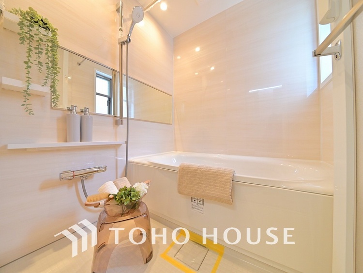 風呂 一日の疲れを癒すバスルームは、心地よいリラックスを叶える清潔感溢れる空間