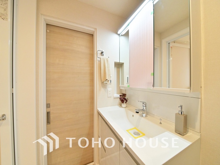 洗面 収納豊富で使い勝手の良い3面鏡仕様の洗面化粧台