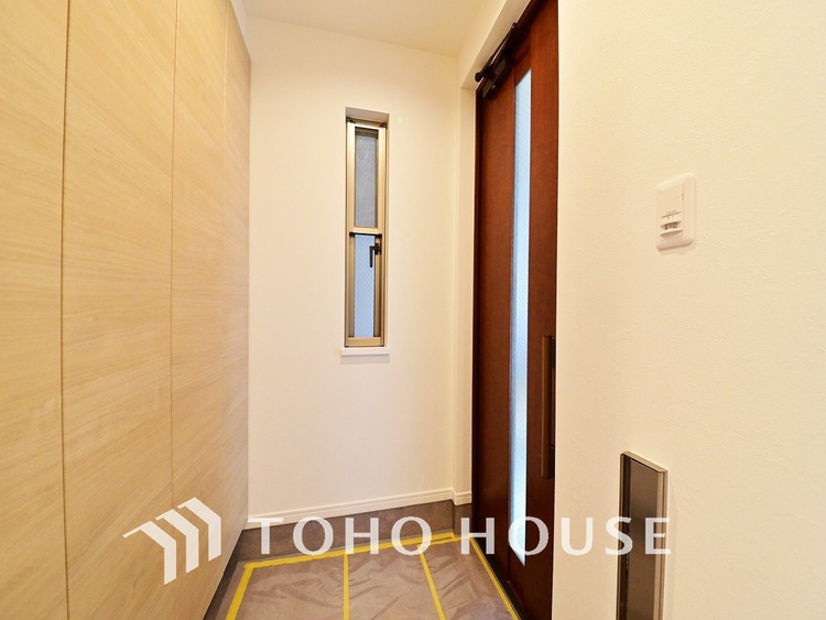 玄関 優しい雰囲気の玄関、家族の帰りを暖かく迎えてくれます