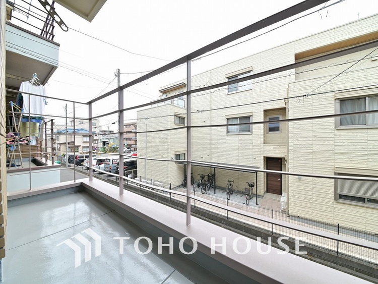 バルコニー 日当たりの良いバルコニーで晴れの日の洗濯物も楽しみになりますね