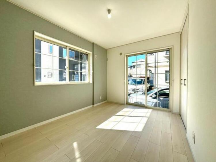 内装 窓からたっぷりと陽光が注がれる明るい空間。時を忘れて過ごす場所として過ごせるお部屋にクローゼットをご用意。快適なプライベート空間となっています。