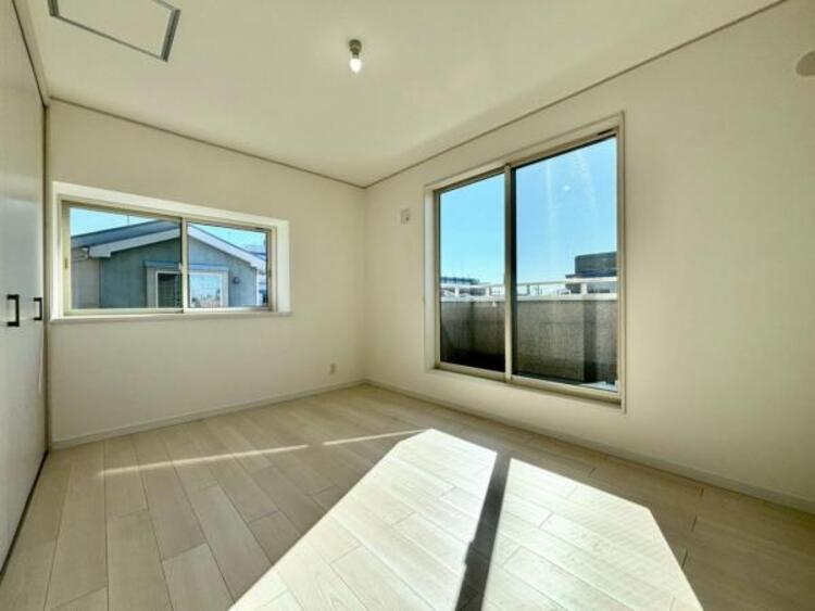 内装 一日の疲れをいやしてくれる主寝室。時を忘れて過ごす場所として過ごせるお部屋です。窓からたっぷりと陽光が注がれる明るい空間は家族の成長に対応できる永住仕様の間取り。