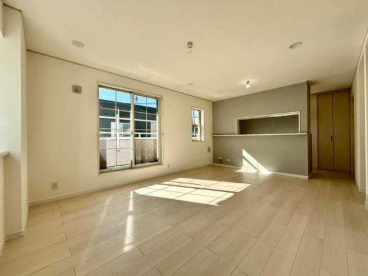 居間 光と風があふれる開放的なリビングダイニングには自然と家族みんなが集まってきます。明るく穏やかな空気のなかで食べたり、笑ったり。そんな幸せを感じさせてくれる場所です。