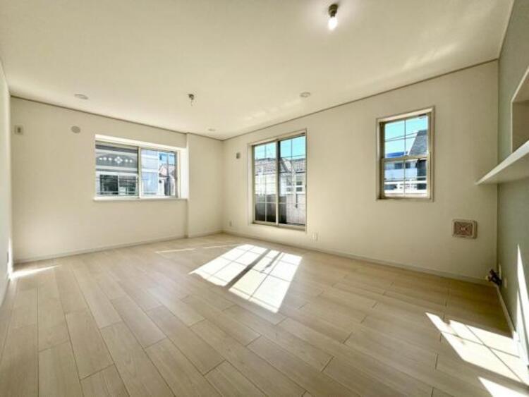 居間 お気に入りのソファで一日ゆったりとくつろぐ時間を最優先にする。寝る前のひととき、柔らかな光の下で画集を開きながら静かなときを過ごしたい。そんな自分スタイルをかなえられる空間です。