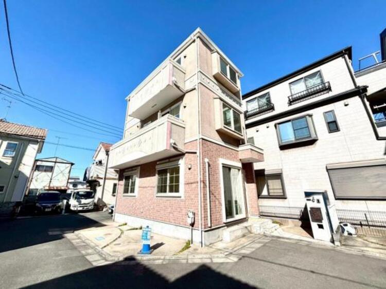 外観 窓からたっぷりと陽光が注がれる明るい空間。家族の成長に対応できる永住仕様の間取り。一日の疲れをいやしてくれる主寝室。時を忘れて過ごす場所として過ごせるお部屋。