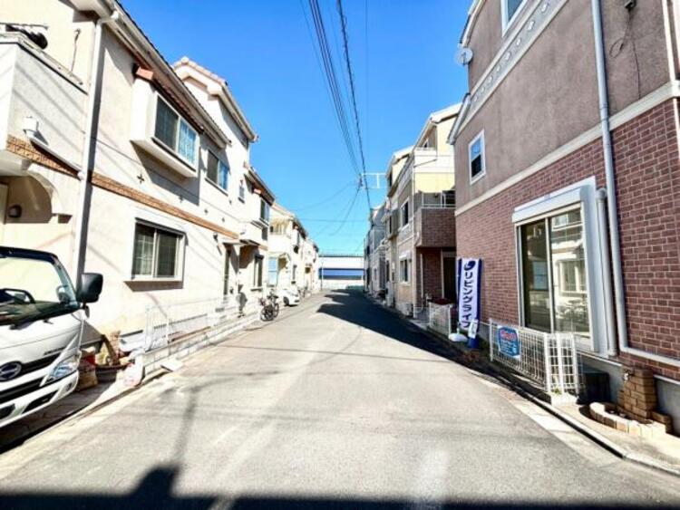 外観 前面道路は車通りの少ない道です。小さなお子様も安心してお過ごしいただけます。