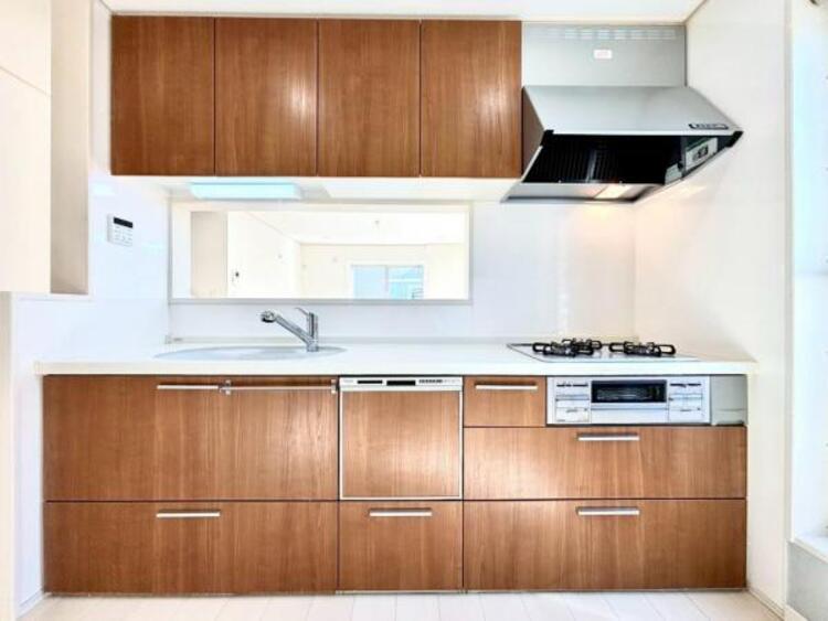 キッチン 料理の幅を拡げてくれる三口コンロの使いやすいシステムキッチンを採用。ワイドなカウンターで、将来お子様と一緒にお料理をするときも重宝します。