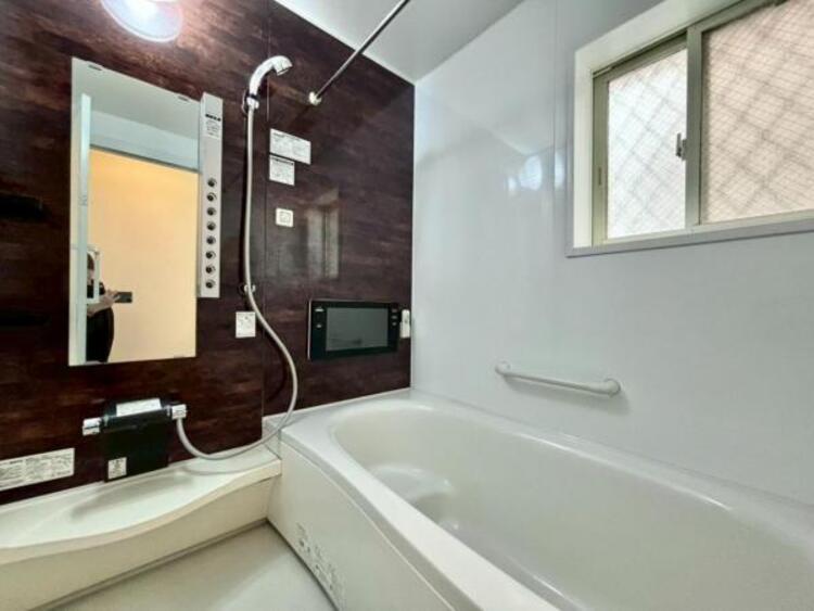 風呂 光に照らし出されたバスルーム。膨よかな湿度と静かに揺れる眼前の水面。広い浴槽にゆっくりと身を沈め深く瞑想をすれば、また新たな活力が膨らんできます。