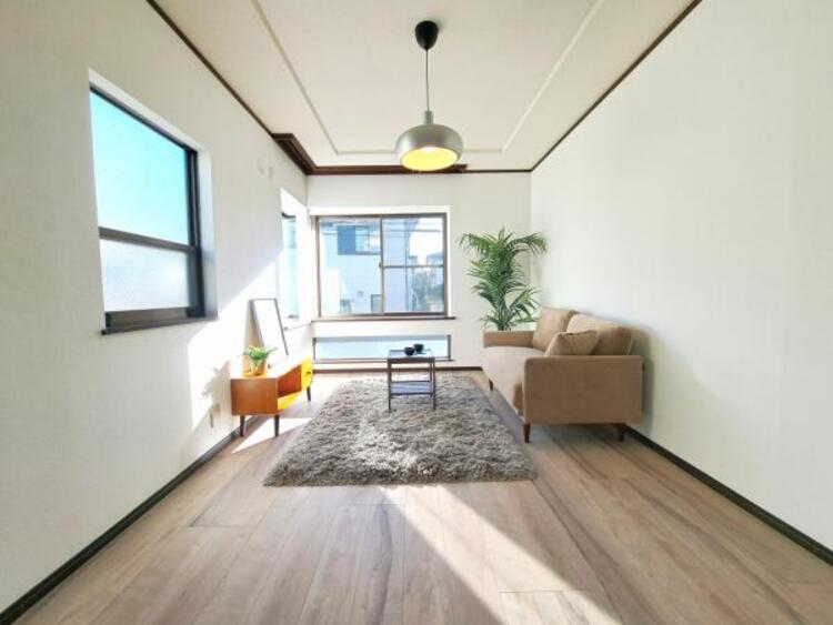 居間 LDK12.9帖　落ち着きのあるリビングです。お友達が遊びに来た時にも使えますし、ちょっと疲れた時にお昼寝できるのも嬉しいですね。