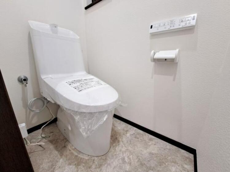 トイレ ウォシュレット付き清潔感の溢れるトイレです。落ち着いた空間で安らぎのひとときをお過ごし頂けます。（2か所あります）