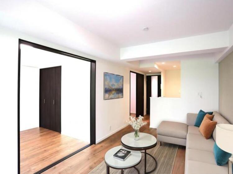 居間 リビング（家具はCGによるイメージです）LDK13.14帖　くつろげるリビングは話に夢中になりすぎて、ついつい時間を忘れてしまう。そんな束の間の幸せを感じさせてくれる場所です。