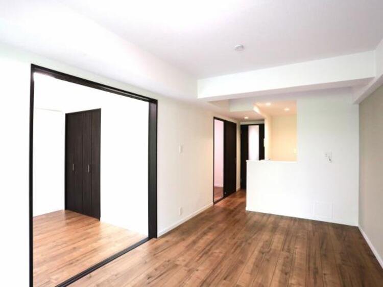 居間 LDK13.14帖　落ち着きのあるリビングです。お友達が遊びに来た時にも使えますし、ちょっと疲れた時にお昼寝できるのも嬉しいですね。