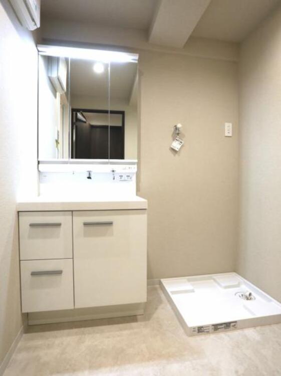 洗面 三面鏡の裏は機能的な収納を配置。コンセントも付いているため電動シェーバーや電動歯ブラシも収納できます。