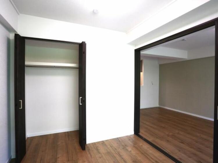 収納 クローゼットには棚やハンガーパイプが付いており、スーツや上着などがスッキリ収納可能です。
