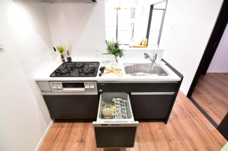 設備 対面式システムキッチン　キッチンはご家族との会話が楽しめる対面式タイプを採用。リビングで遊ぶお子様の様子をうかがいながらお料理もできます。（家具、小物はイメージです）