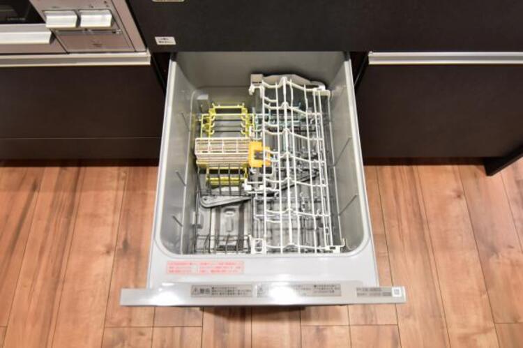 設備 食器洗浄乾燥機　食器の後片付けに便利な食器洗浄乾燥機を標準装備。ビルトインタイプなので見た目もスッキリ、特に共働き世帯のご家族には必須品です。