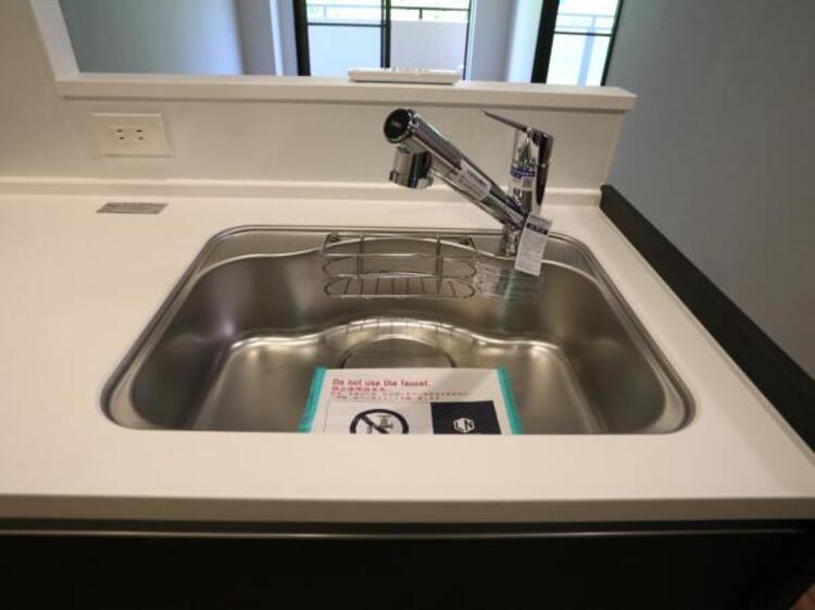 設備 浄水器付きキッチン水栓　キッチンの水栓には、浄水器を標準装備。水道水をそのまま飲むことができ、お米などをおいしく炊くことも可能です。