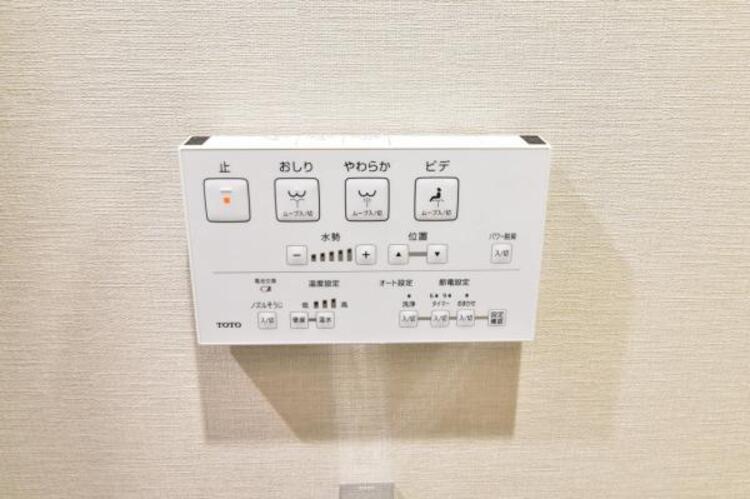 設備 シャワートイレ　シャワートイレを標準装備。操作パネルで、洗浄機能や温度設定などもラクラク設定できます。