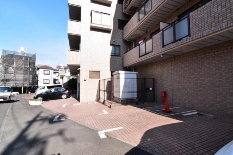 駐車場 マンションの敷地内に設けられた駐車スペースなので重い荷物の出し入れの負担を最小限に抑えられます。