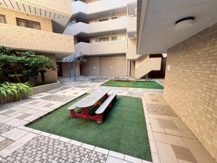 その他 共有スペースにはベンチやバスケットゴールもあります。