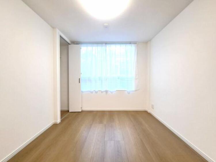 内装 家族個々の安らぎの空間。誰もが好みで飾れるシンプルな室内に仕上げてあります。