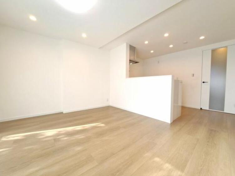 居間 落ち着きのあるリビングです。お友達が遊びに来た時にも使えますし、ちょっと疲れた時にお昼寝できるのも嬉しいですね。