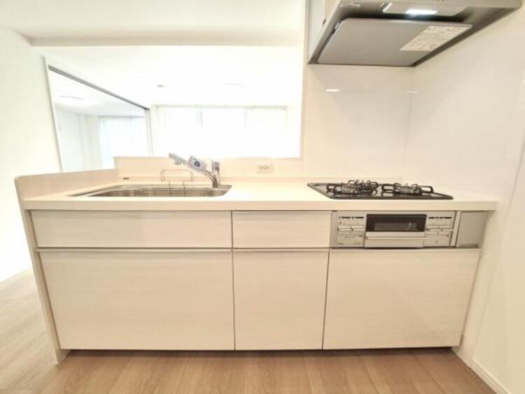 キッチン 広々としたキッチンスペース。浄水器が付き、収納力もあるキッチンはお料理が捗ります。